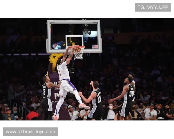 浓眉伤退湖人遭雷霆逆转 威少和詹姆斯表现亮眼依旧未能逆转局势 浓眉伤退湖人遭雷霆逆转 威少和詹姆斯表现亮眼依旧未能逆转局势