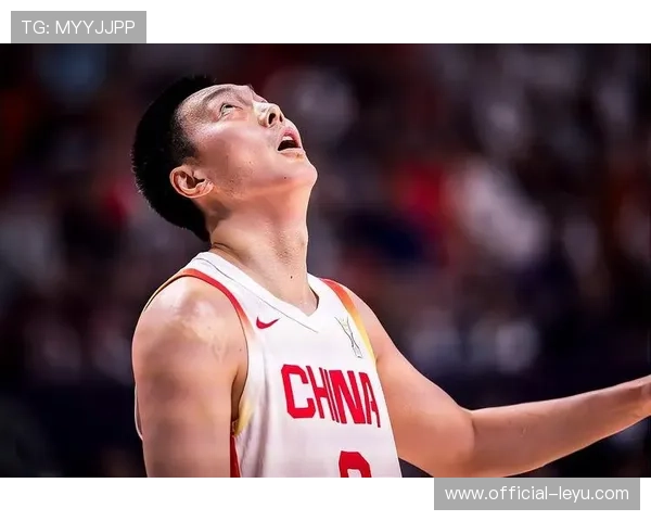 中国篮球队新星崛起 力压对手赢得国际比赛冠军 展现全新战术风格